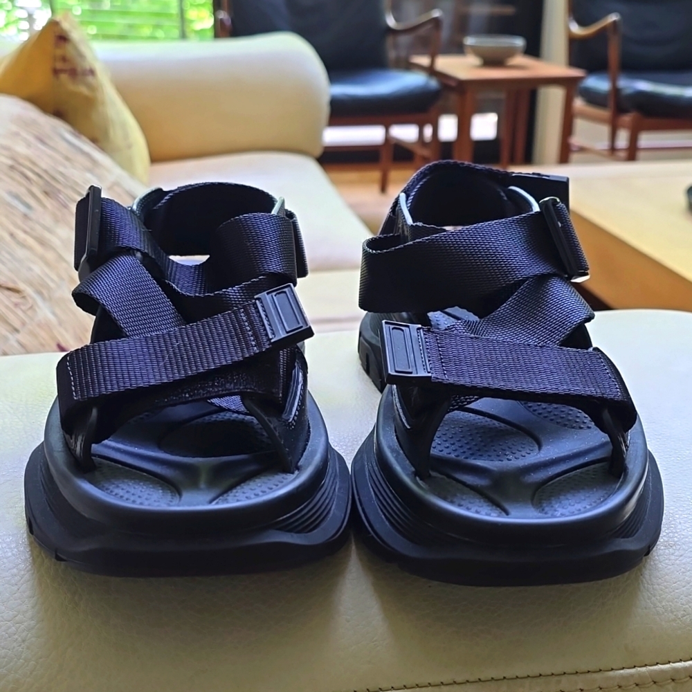 Alexander McQueen size 8 black